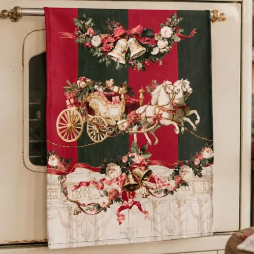 Torchon de Noël Blanc MariClò en coton, orné d'un carrosse tiré par deux chevaux, de guirlandes florales, de clochettes et d'un fond à rayures rouges et vertes, issu de la collection Calessi et Calessini.