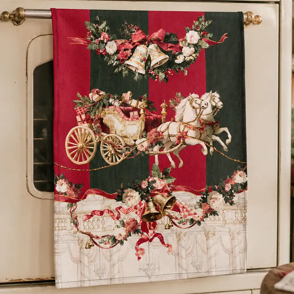 Torchon de Noël Blanc MariClò en coton, orné d'un carrosse tiré par deux chevaux, de guirlandes florales, de clochettes et d'un fond à rayures rouges et vertes, issu de la collection Calessi et Calessini.
