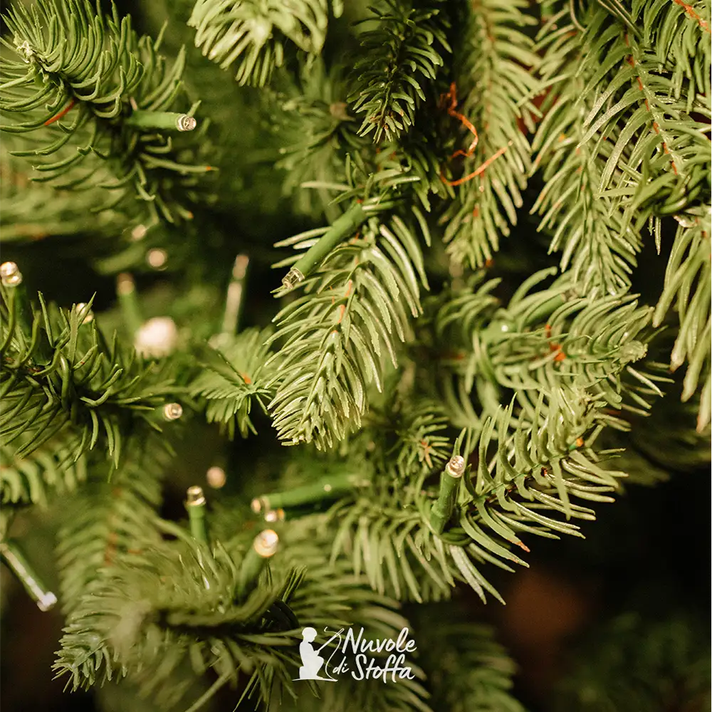 Sapin de Noël au toucher naturel en pot avec 50 LED h 60 cm – Image 5