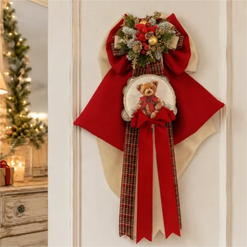 Doppio fiocco Dolce Teddy rosso e panna con tamburello Teddy, bacche rosse, decori dorati e lunghi nastri tartan.