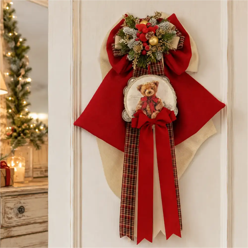 Doppio fiocco Dolce Teddy rosso e panna con tamburello Teddy, bacche rosse, decori dorati e lunghi nastri tartan.
