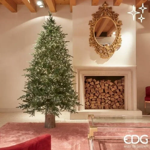 Pino artificiale EDG Spark alto 210 cm, dalla chioma verde folta e illuminato da 6670 MiniLED a luce calda.