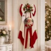 Fioccò Antico Natale alto 80 cm con doppio fiocco rosso e avorio, tamburello di Babbo Natale e ricchi decori natalizi.