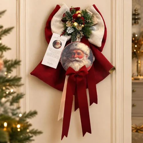 Fioccò rosso e bianco con tamburello di Babbo Natale, rametti verdi, palline dorate, pigne innevate e lunghi nastri.
