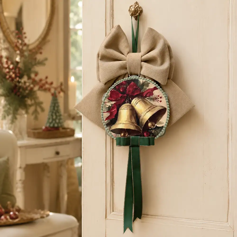 Fioccò natalizio beige a coste con grande fiocco, tamburello decorato con campane dorate e nastri verdi in velluto.