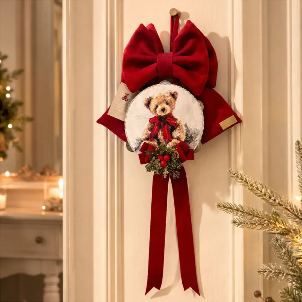 Fiocco natalizio rosso Dolce Teddy H 35 cm con tamburello decorativo, orsetto con fiocco rosso, bacche e rametti innevati.