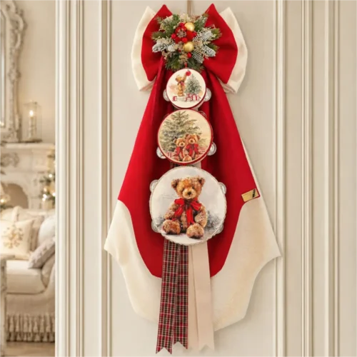 Fiocco natalizio bianco e rosso H 80 cm con tre tamburi decorati con orsetti, bacche rosse, pigne innevate e dettagli dorati.