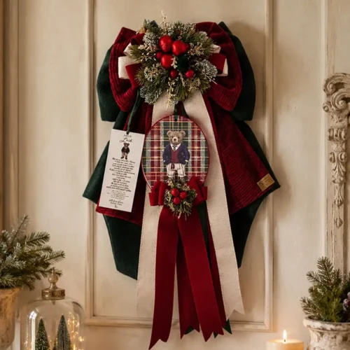 Fioccò Lord verde e rosso con nastri, rametti brinati, sfere in velluto e medaglione ovale con orsetto su fondo tartan.