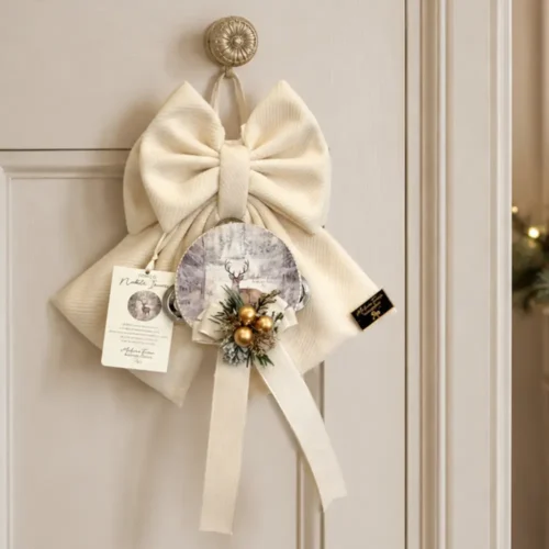 Fioccò Nobile Inverno Madame Fioccò avorio h 30 cm con fiocco, medaglione con cervo e decorazioni dorate.