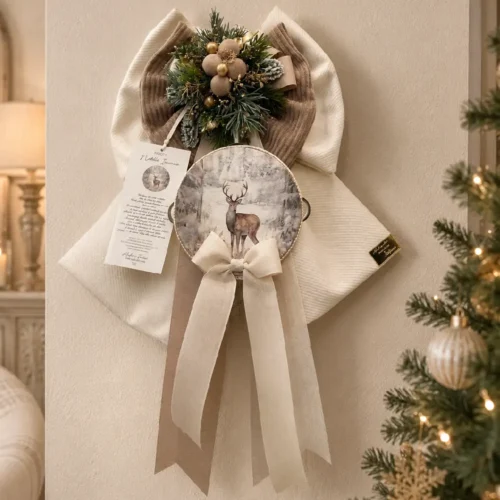 Fioccò Nobile Inverno Madame Fioccò H 40 cm con tamburello, renna, doppia coccarda avorio e tortora e decori dorati.