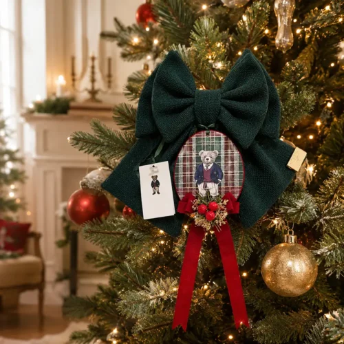 Fioccò verde bosco alto 30 cm con medaglione tartan, orsetto Lord, fiocco bordeaux, bacche rosse e dettagli dorati.