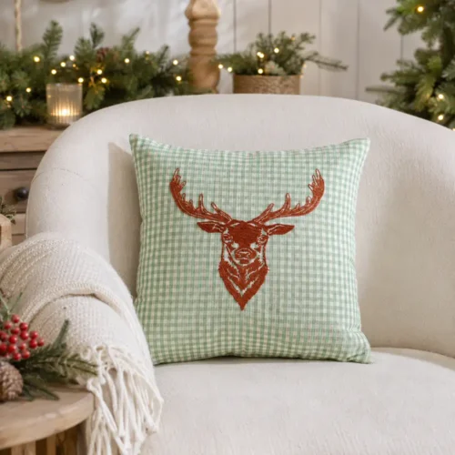 Coussin de Noël L'Atelier 17 40x40 cm à carreaux vert sauge et blancs avec Rudolph brodé en rouge rouille.