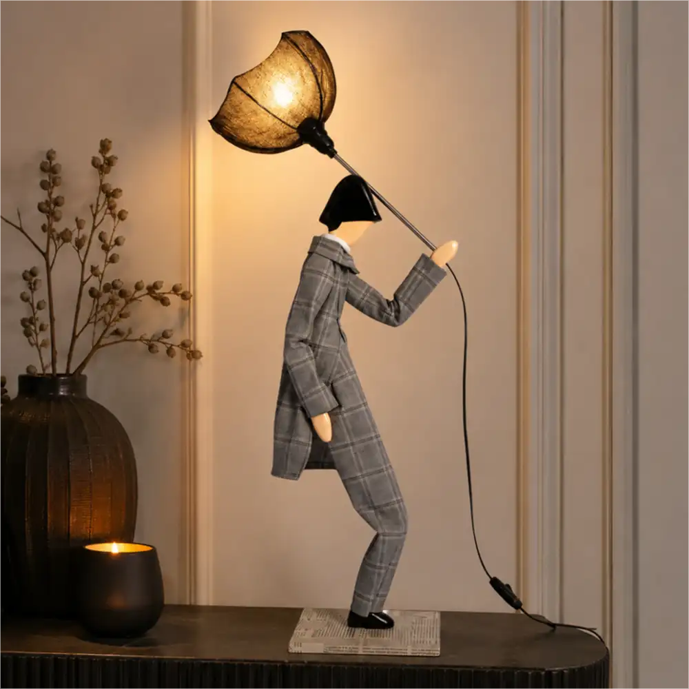 Lampada da tavolo Lucas SKITSO della collezione Little Boys, realizzata artigianalmente in legno e tessuto e alta 85 cm.