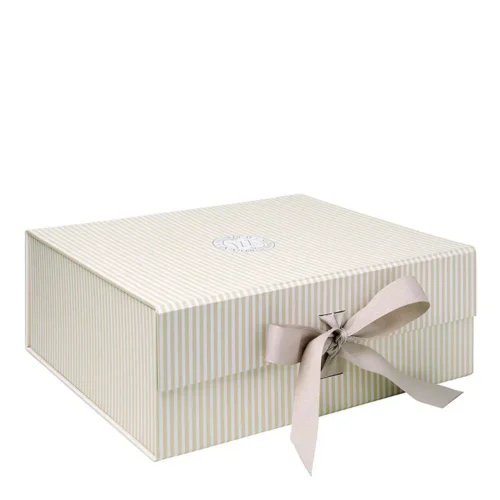 Grande boîte cadeau Mathilde M à rayures ivoire et blanches, avec couvercle rigide, logo central et nœud frontal taupe.