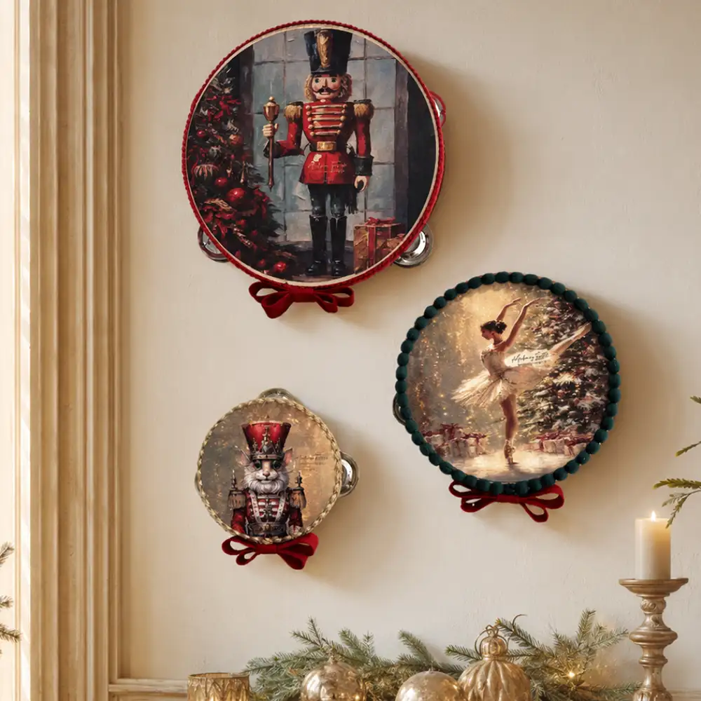 Trio de tambourins de Noël Madame Fioccò avec ballerine et casse-noisette, bords décorés, grelots métalliques et nœuds rouges.