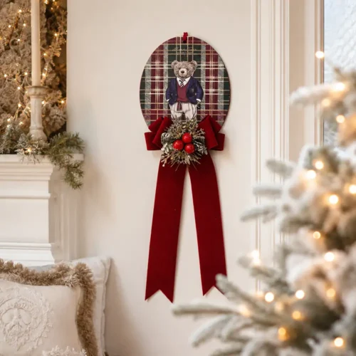 Medaglione Lord M con orsetto elegante su fondo tartan, fiocco bordeaux e decorazione floreale natalizia con bacche rosse.