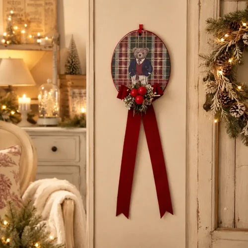 Medaglione Lord S con orsetto elegante su fondo tartan, fiocco bordeaux, bacche rosse e decorazioni floreali innevate e dorate.