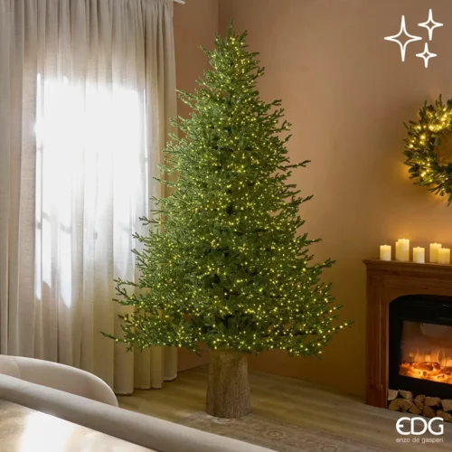 Grande pino di Natale verde con chioma realistica, numerosi micro LED caldi e base decorativa effetto tronco.