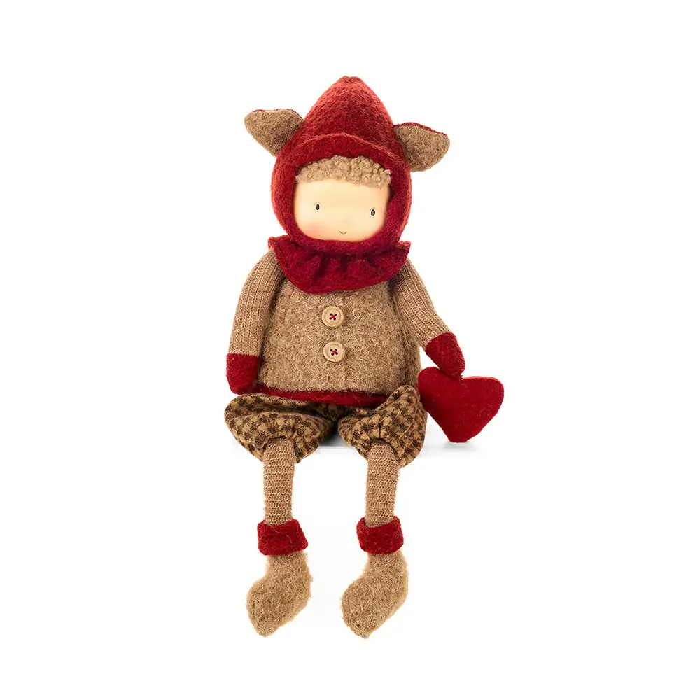 Bambola natalizia ragazzo seduto con cuore in tessuto 22 x 13 x 52 cm - immagine 2