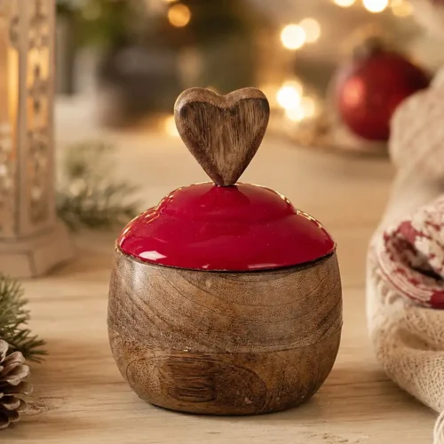Svuota tasche in legno di mango con coperchio rosso lucido e pomello a forma di cuore della collezione Natale a Borgo Blanc Mariclò.