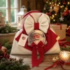 Sacco delle Dolcezze Antico Natale rosso e avorio con grandi fiocchi e tamburello raffigurante Babbo Natale.