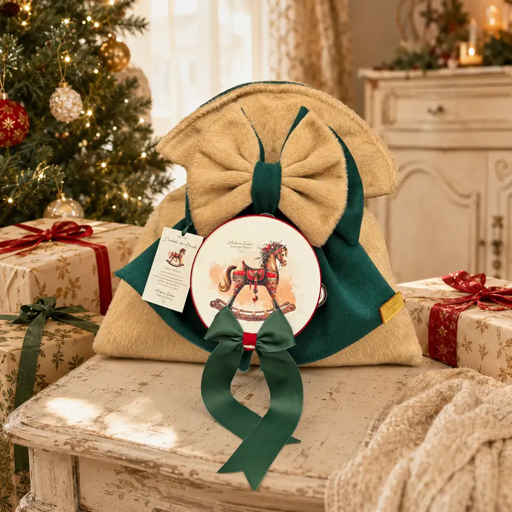 Sacco delle Dolcezze Madame Fioccò beige e verde con tamburello, cavallo a dondolo e fiocchi decorativi.
