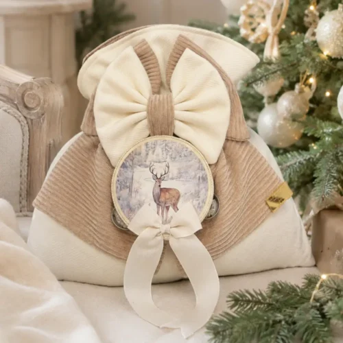 Sacco delle Dolcezze Nobile Inverno Madame Fioccò in tessuto avorio e tortora, con fiocchi e tamburello decorato con cervo.