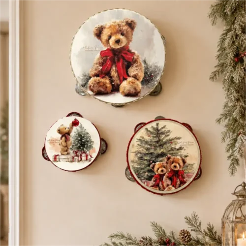 Set di 3 tamburelli natalizi Madame Fioccò con orsetti, alberi di Natale, fiocchi rossi e sonagli metallici.