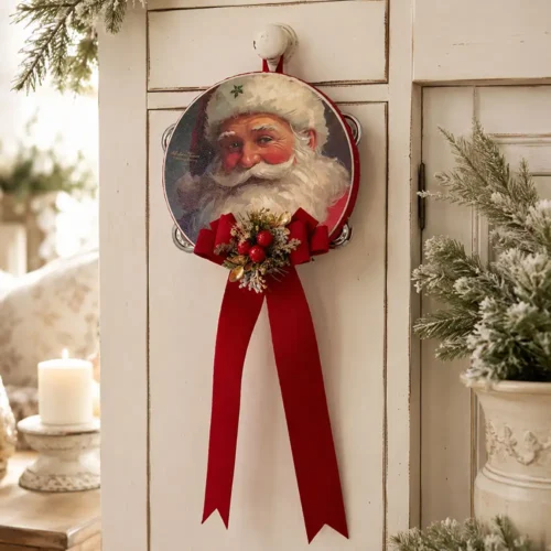 Tamburello Antico Natale Ø 18 cm con Babbo Natale, fiocco rosso, bacche, rametti dorati e lunghe code.