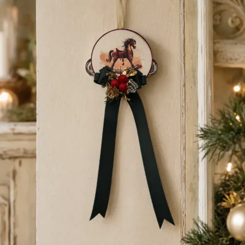 Tamburello Madame Fioccò Dondolio di Ricordi 10 cm con cavallo a dondolo, fiocco verde e bacche rosse.