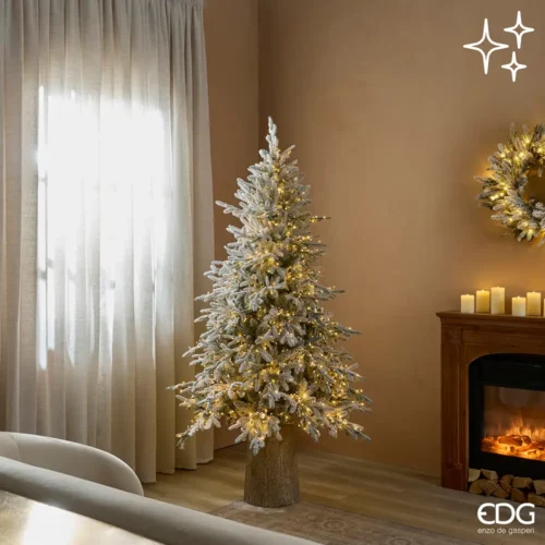 Albero di Natale innevato con luci microLED calde, rami fitti e telecomando dorato a forma di bacchetta magica.