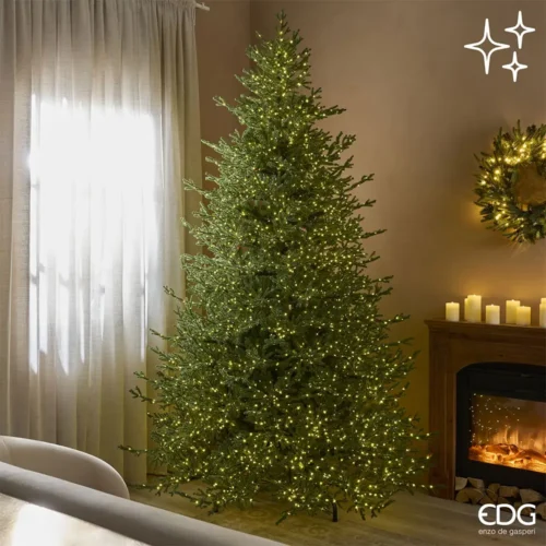 Pino artificiale EDG verde alto 270 cm, folto e illuminato da 5000 piccoli LED a luce calda.