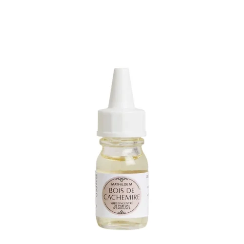 Superconcentrado Mathilde M Bois de Cachemire de 10 ml en un frasco de cristal transparente, con un líquido de color amarillo claro y un tapón cuentagotas blanco.