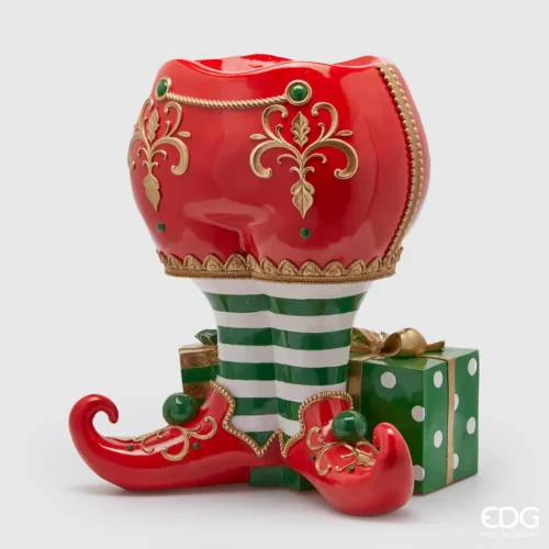 Base per albero di Natale a forma di elfo, con pantaloni rossi, gambe verdi e bianche, scarpe ricurve e pacco regalo.