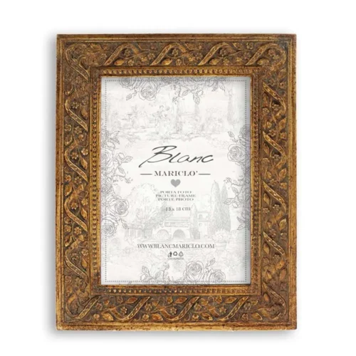 Portafoto Blanc Mariclò Vivienne in resina dorata anticata, con cornice decorata a rilievo, formato foto 13x18 cm.