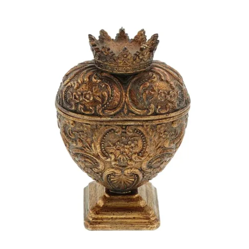 Coffret cœur votif Blanc Mariclo en résine dorée antique, décoré de reliefs baroques, d’une couronne et d’une base carrée.
