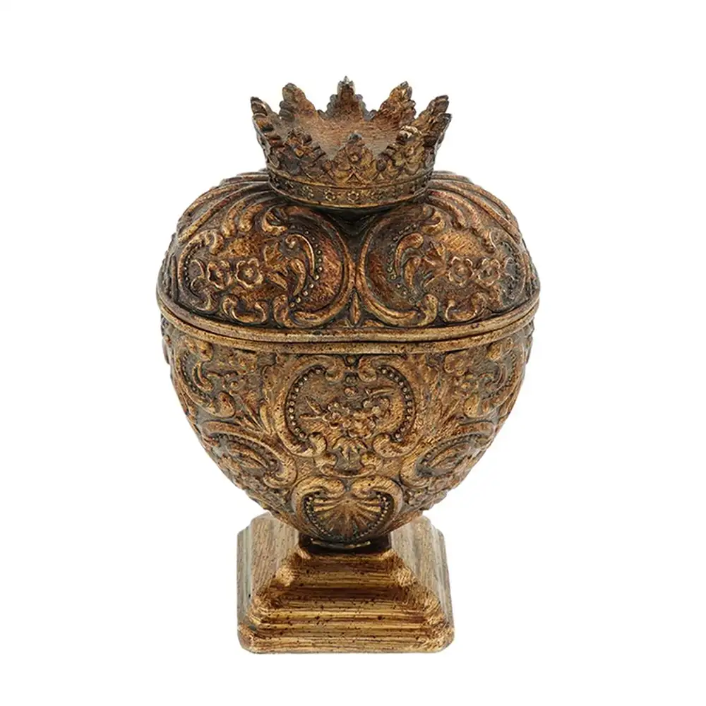 Coffret cœur votif Blanc Mariclo en résine dorée antique, décoré de reliefs baroques, d’une couronne et d’une base carrée.