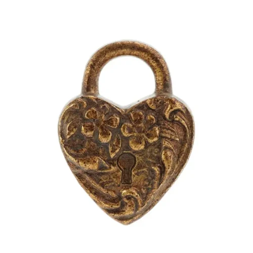 Decorazione Blanc Mariclò a forma di lucchetto a cuore, in resina dorata anticata con fiori, volute e foro chiave in rilievo.
