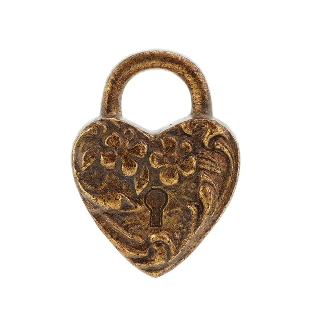 Decorazione Blanc Mariclò a forma di lucchetto a cuore, in resina dorata anticata con fiori, volute e foro chiave in rilievo.