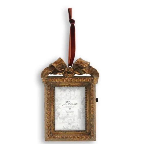 Portafoto rettangolare Blanc Mariclo Vivienne in resina dorata antichizzata, con fiocco decorativo e nastro bordeaux.