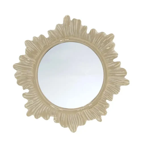 Specchio rotondo Blanc Mariclò Vivienne con cornice in resina beige anticato, lavorata a rilievo con motivo raggiato.