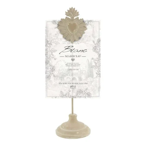 Porta foto note Blanc Mariclò Vivienne beige anticato con base sagomata e decoro a cuore sacro con raggi e fiamma.