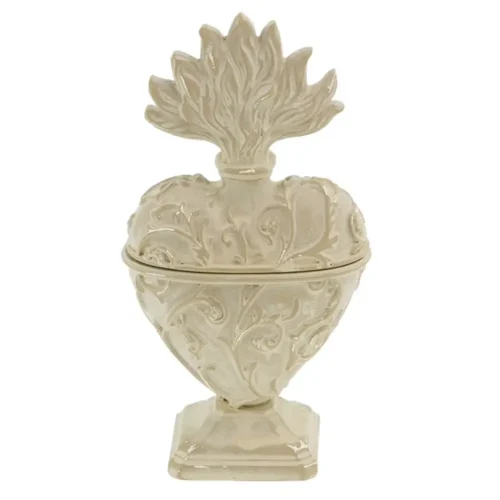 Cofanetto cuore votivo Blanc Mariclo Vivienne in resina avorio con decori in rilievo, fiamma superiore e base a piedistallo.