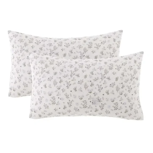 Paire de taies d'oreiller Blanc Mariclo Hiver Fleuri avec fond clair et petits motifs floraux dans les tons vert sauge, lilas et bleu.