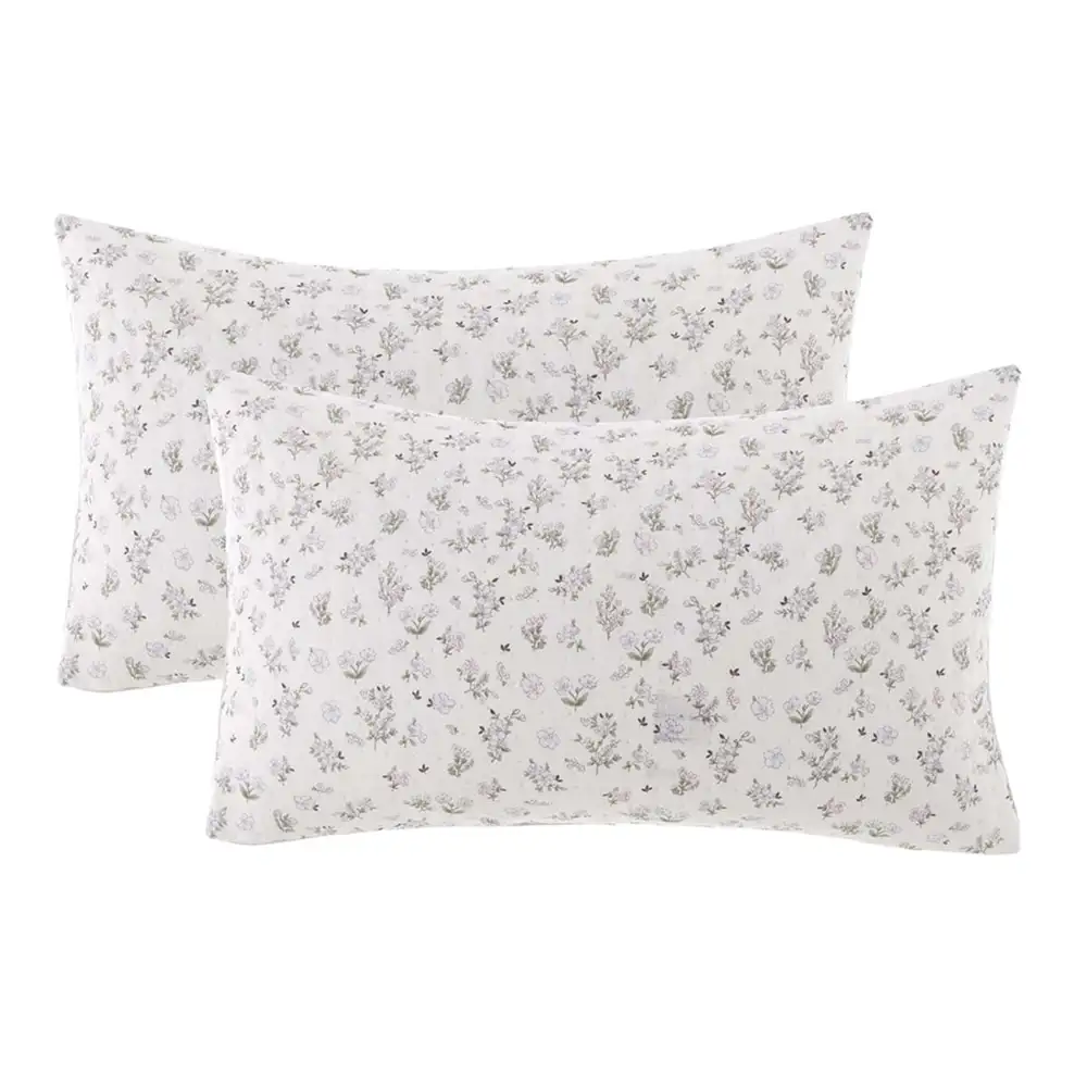 Paire de taies d'oreiller Blanc Mariclo Hiver Fleuri avec fond clair et petits motifs floraux dans les tons vert sauge, lilas et bleu.
