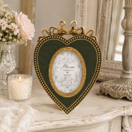 Portafoto a cuore Blanc Mariclò Vivienne verde scuro e oro con fiocco decorativo, per foto 7x9 cm.