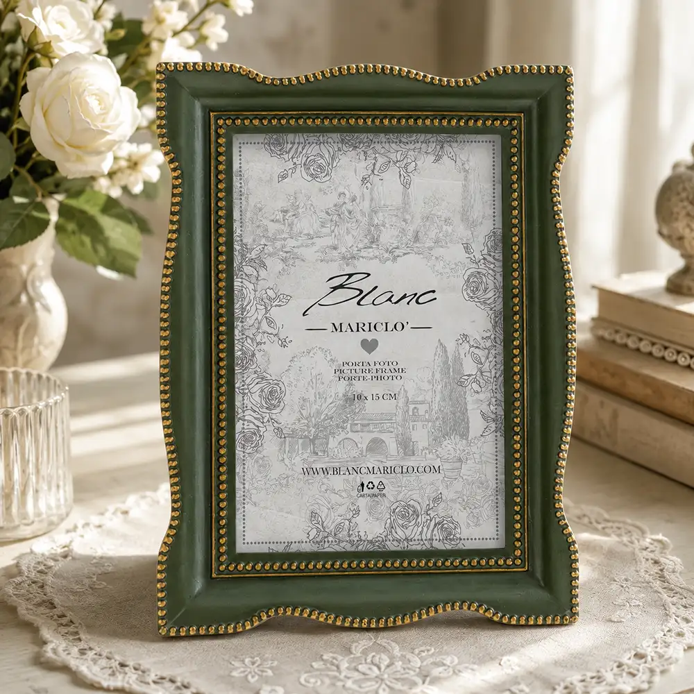 Portafoto Blanc Mariclò Vivienne verde scuro in resina con dettagli dorati, formato foto 13x18 cm.