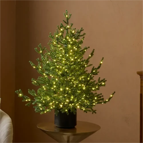 Pino natalizio verde alto 90 cm con luci LED calde e vaso cilindrico nero.
