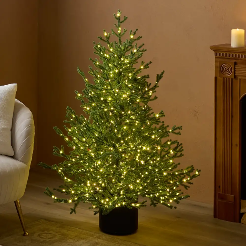 Pino natalizio verde alto 120 cm con 1000 luci calde e vaso cilindrico nero.
