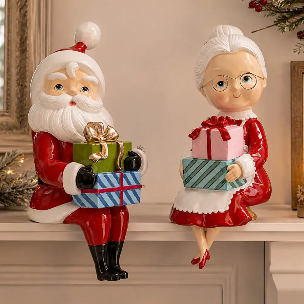 Babbo e Mamma Natale Timstor seduti su una panca in un salotto decorato per Natale